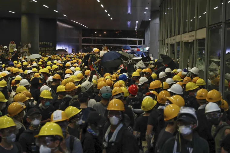 Opsadno stanje: Prosvjednici u Hong Kongu probili se u zgradu parlamenta