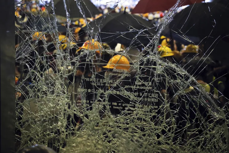 Opsadno stanje: Prosvjednici u Hong Kongu probili se u zgradu parlamenta