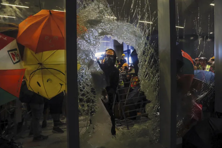 Opsadno stanje: Prosvjednici u Hong Kongu probili se u zgradu parlamenta