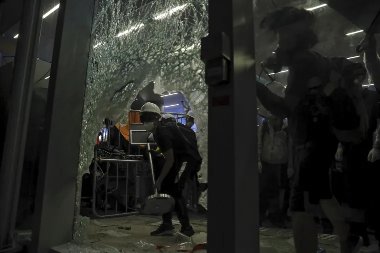 Opsadno stanje: Prosvjednici u Hong Kongu probili se u zgradu parlamenta