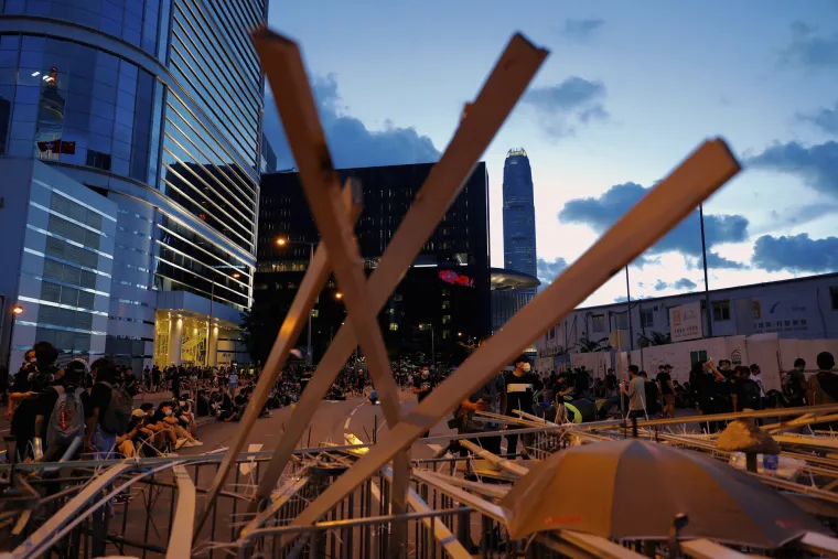 Opsadno stanje: Prosvjednici u Hong Kongu probili se u zgradu parlamenta