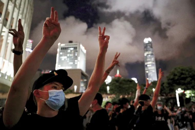 Opsadno stanje: Prosvjednici u Hong Kongu probili se u zgradu parlamenta