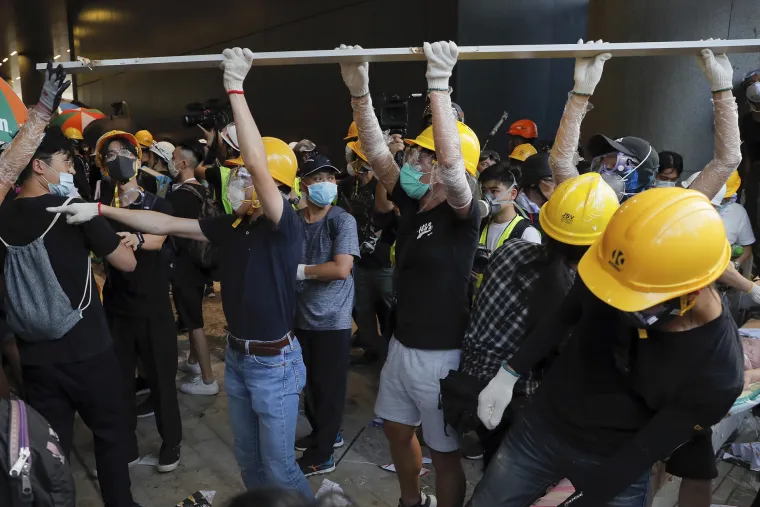 Opsadno stanje: Prosvjednici u Hong Kongu probili se u zgradu parlamenta