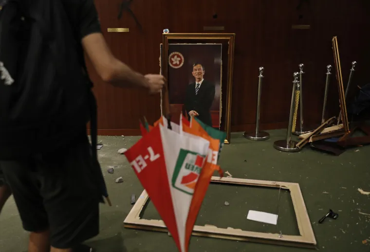 Opsadno stanje: Prosvjednici u Hong Kongu probili se u zgradu parlamenta