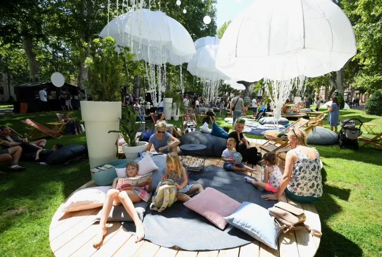 MORE KNJIGA - Manifestacija na Zrinjevcu traje do 14. srpnja, a osmi&scaron;ljena je kao spoj umjetnosti i zabave. Posjetiteljima će ponuditi vi&scaron;e od 300 naslova na hrvatskom i engleskom jeziku koje će moći besplatno pročitati, a uz ležaljke na plaži usred Zagreba, u ponudi su i kokteli nazvani po knjigama.