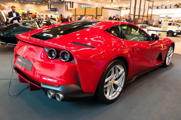 [FOTO] LIJEPO LI JE BITI PRVAK EUROPE: Dejan Lovren pohvalio se novim zvjerskim Ferrarijem, cijena - 'prava sitnica'