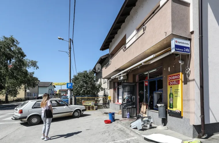 U naselju Pojatno, u ulici Matije Gupca kod kućnog broja 91, raznesen je bankomat Zagrebačke banke koji se nalazi u sklopu trgovine NTL-a. Policijski očevid je završio.