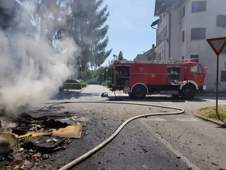 Požar u Folnegovićevom naselju! Izgorio ilegalni deponij glomaznog otpada, oštećena i zgrada