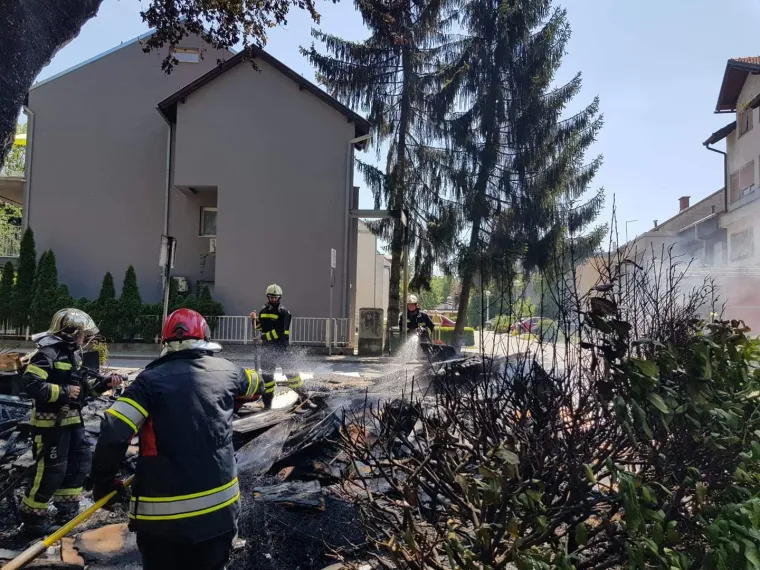 Požar u Folnegovićevom naselju! Izgorio ilegalni deponij glomaznog otpada, oštećena i zgrada