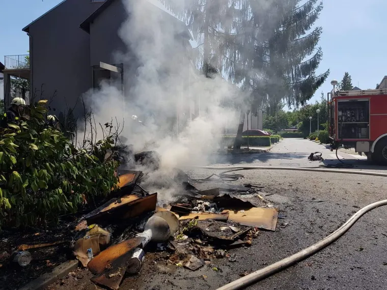 Požar u Folnegovićevom naselju! Izgorio ilegalni deponij glomaznog otpada, oštećena i zgrada