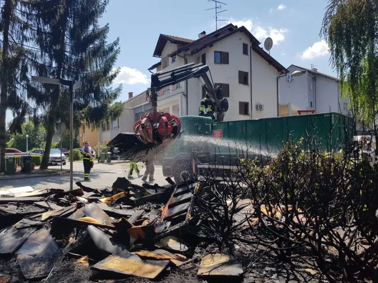 Požar u Folnegovićevom naselju! Izgorio ilegalni deponij glomaznog otpada, o&scaron;tećena i zgrada