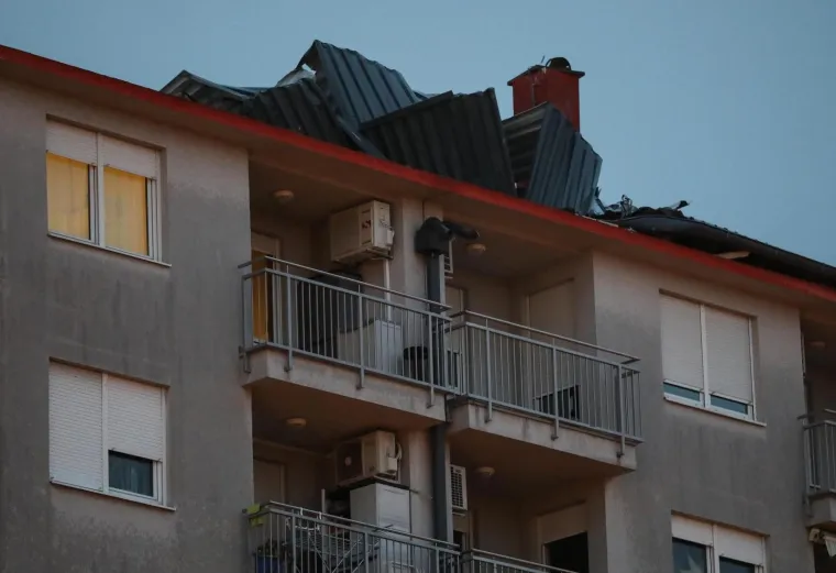 Jak vjetar u Zagrebu odnio krov sa zgrade!