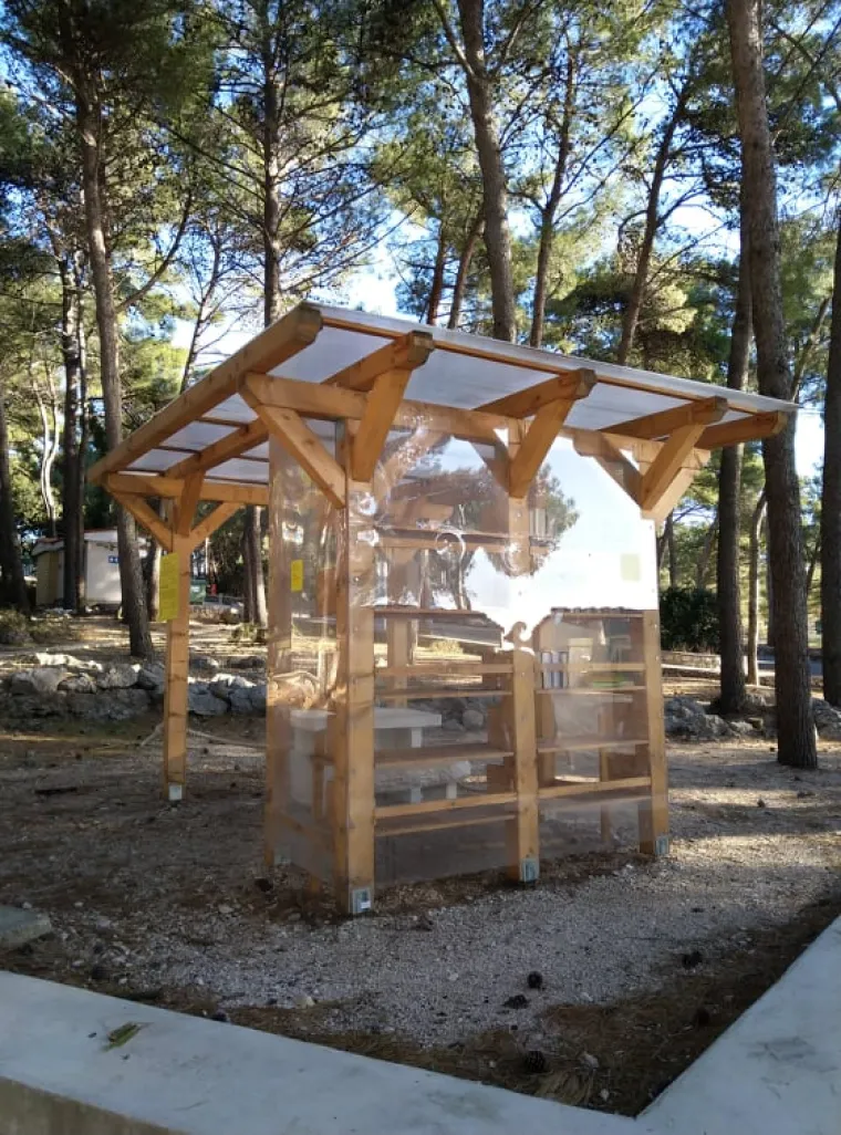 Posudi, čitaj, vrati: U Krku ljubitelji čitanja uživaju u knjižnici na plaži