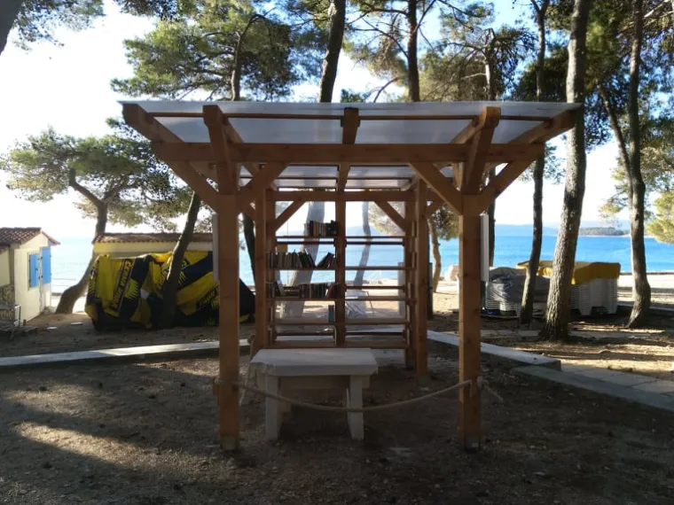 Posudi, čitaj, vrati: U Krku ljubitelji čitanja uživaju u knjižnici na plaži