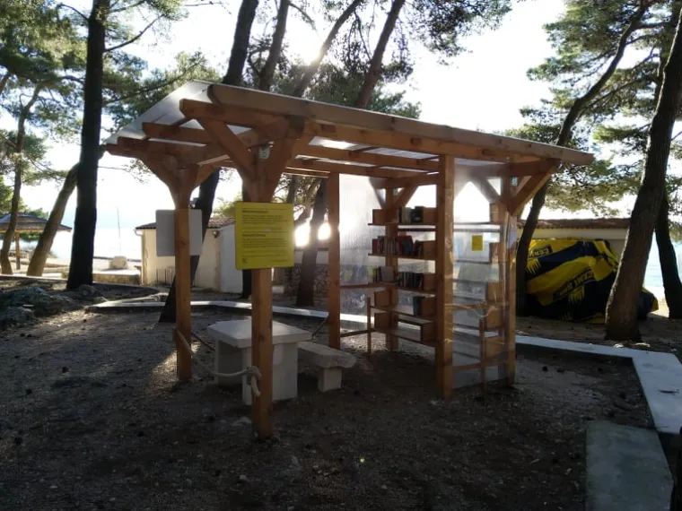 Posudi, čitaj, vrati: U Krku ljubitelji čitanja uživaju u knjižnici na plaži