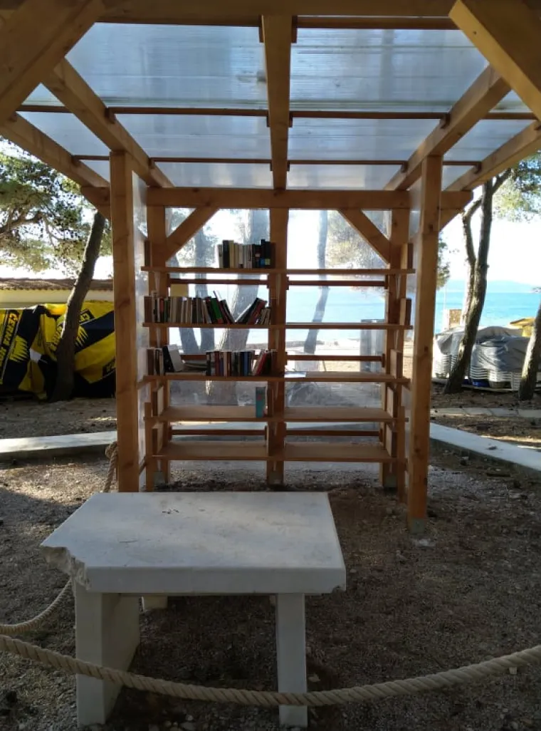 Posudi, čitaj, vrati: U Krku ljubitelji čitanja uživaju u knjižnici na plaži