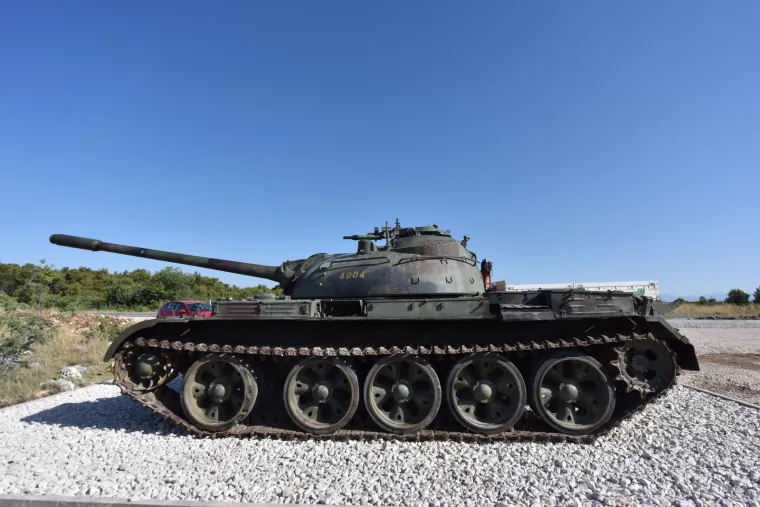 Na incijativu 142. brigade Hrvatske vojske, između Pokrovnika i Pakova Sela, uz cestu Šibenik-Knin postavljen je tenk T-55 koji će postati spomen obilježje na prvi uništen tenk u Domovinskome ratu na području Dalmacije. Otvorenje će biti u sklopu proslave rujanskog rata.