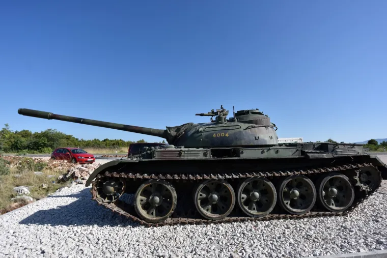 TENK T-55 POSTAVLJEN UZ CESTU ŠIBENIK-KNIN: Podsjećat će na prvi uništeni tek u Domovinskom ratu na području Dalmacije