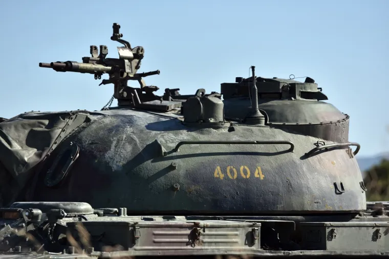 TENK T-55 POSTAVLJEN UZ CESTU ŠIBENIK-KNIN: Podsjećat će na prvi uništeni tek u Domovinskom ratu na području Dalmacije