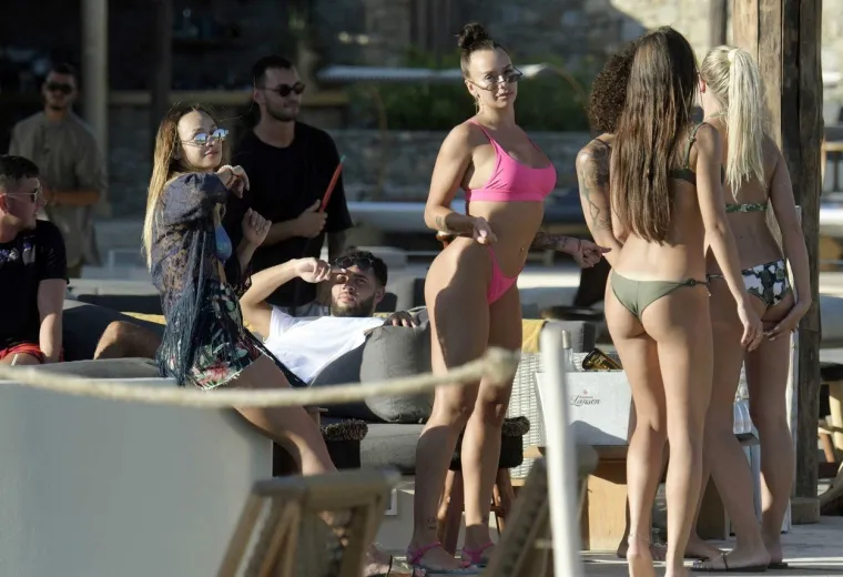 Također, zamijećen je kako se Barkley i McCabe drže ispod ruke u luksuznom 'SantAnna beach clubu' gdje je veznjak doslovno bazdio po alkoholu.