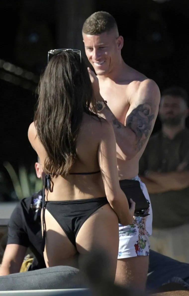 VRUĆA ZABAVA ENGLESKE NOGOMETNE ZVIJEZDE: Svi se pitaju kako je to mogao napraviti i tko je seks bomba pored njega?