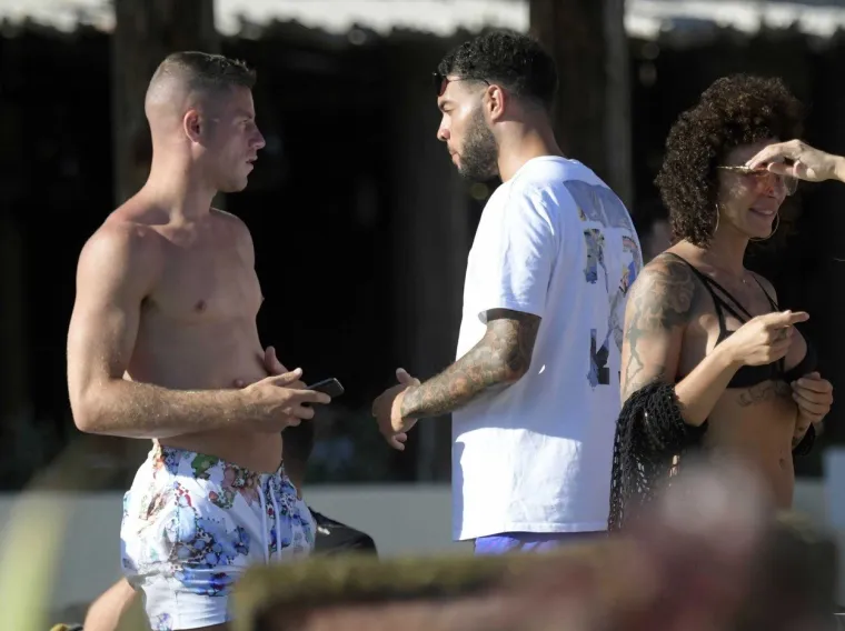 VRUĆA ZABAVA ENGLESKE NOGOMETNE ZVIJEZDE: Svi se pitaju kako je to mogao napraviti i tko je seks bomba pored njega?