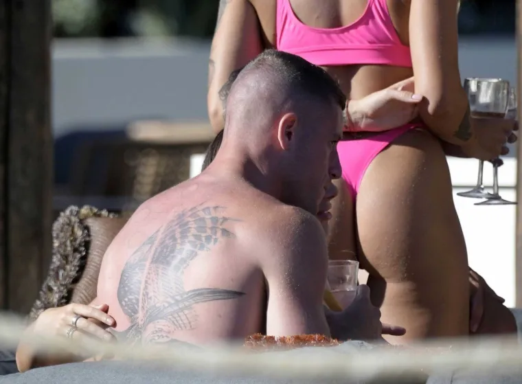 Žuti engleski mediji s velikom pozorno&scaron;ću prate svoje nogometne zvijezde, pa tako i ova zabava Barkleyja ima svoje mjesto u rubrikama tiskovina i portala na Otoku. Inače, Barkleyjev bijeg, odnosno bijeg igrača od 15 milijuna funti u Grčku na odmor, do&scaron;ao je savr&scaron;eno nakon &scaron;to se na&scaron;ao na udaru o&scaron;trih kritika navijača Engleske nakon Lige nacija.