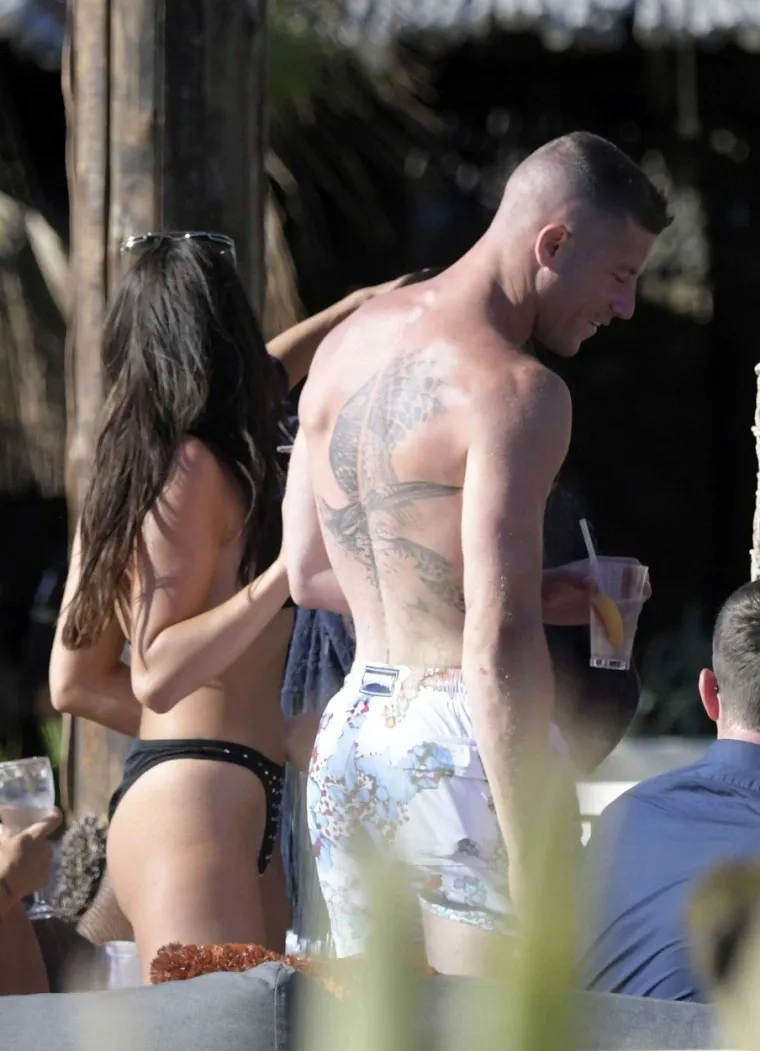 VRUĆA ZABAVA ENGLESKE NOGOMETNE ZVIJEZDE: Svi se pitaju kako je to mogao napraviti i tko je seks bomba pored njega?