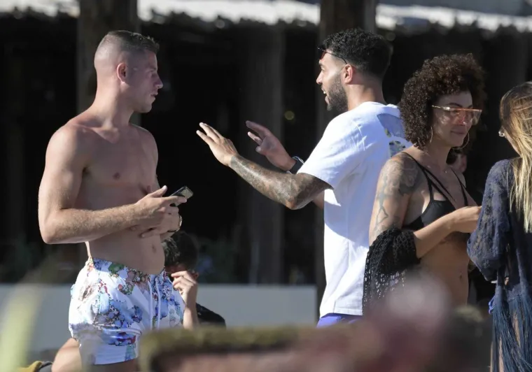 VRUĆA ZABAVA ENGLESKE NOGOMETNE ZVIJEZDE: Svi se pitaju kako je to mogao napraviti i tko je seks bomba pored njega?