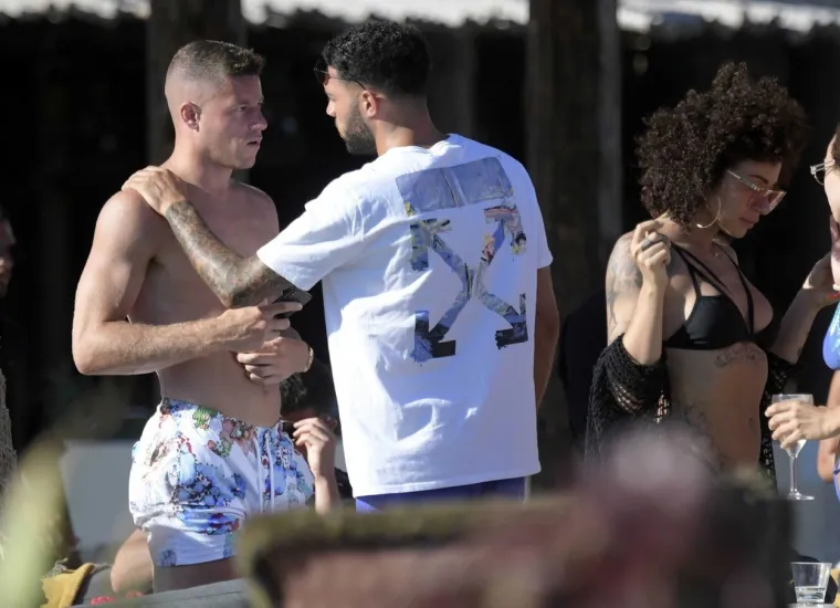 VRUĆA ZABAVA ENGLESKE NOGOMETNE ZVIJEZDE: Svi se pitaju kako je to mogao napraviti i tko je seks bomba pored njega?