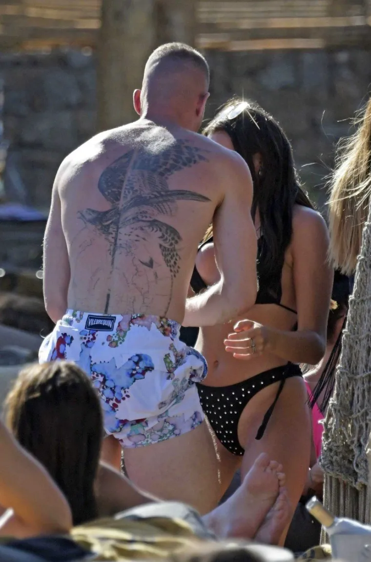 VRUĆA ZABAVA ENGLESKE NOGOMETNE ZVIJEZDE: Svi se pitaju kako je to mogao napraviti i tko je seks bomba pored njega?