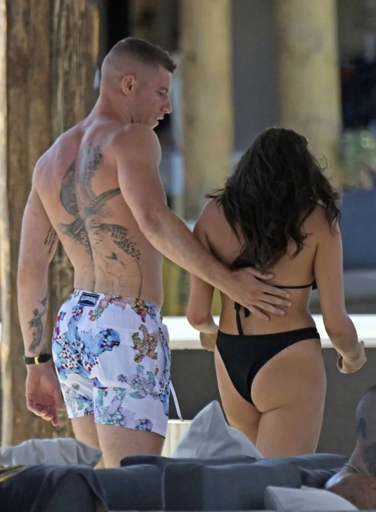 VRUĆA ZABAVA ENGLESKE NOGOMETNE ZVIJEZDE: Svi se pitaju kako je to mogao napraviti i tko je seks bomba pored njega?