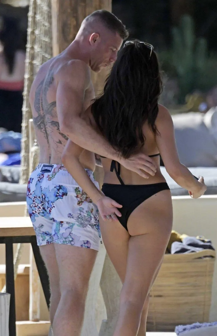 VRUĆA ZABAVA ENGLESKE NOGOMETNE ZVIJEZDE: Svi se pitaju kako je to mogao napraviti i tko je seks bomba pored njega?