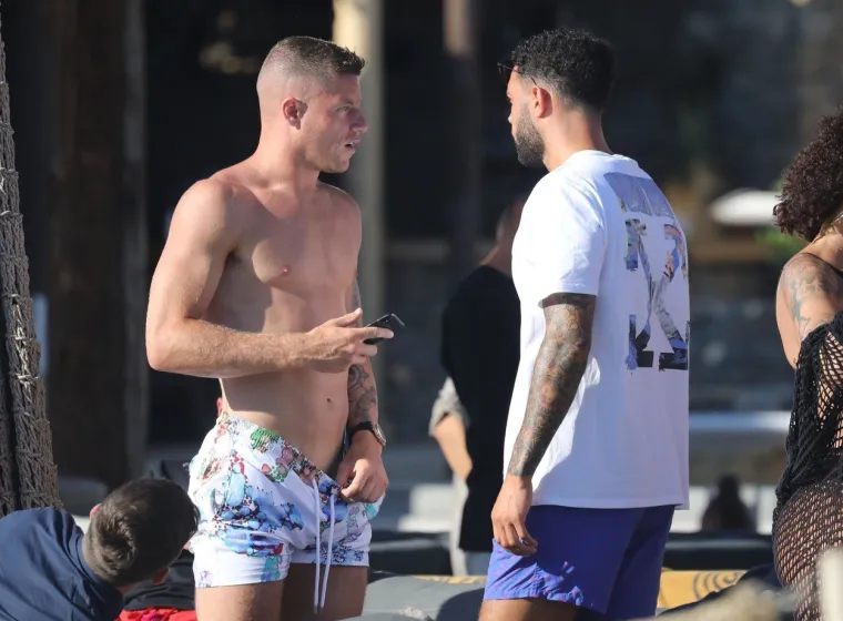 VRUĆA ZABAVA ENGLESKE NOGOMETNE ZVIJEZDE: Svi se pitaju kako je to mogao napraviti i tko je seks bomba pored njega?