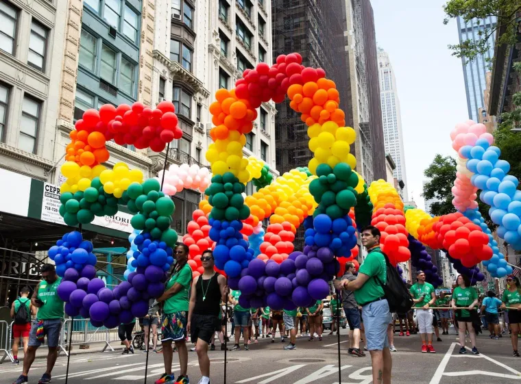 U New York je ovaj vikend na “pride svih prideova” doputovalo četiri milijuna ljudi, a na bezbrojnim manifestacijama koje su preplavile grad cijele nedjelje sudjelovalo je između četiri i šest milijuna ljudi.