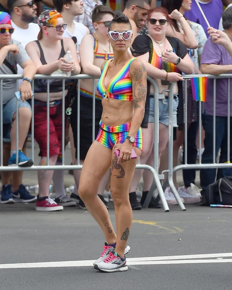 Osim ove manifestacije, prvi put je organiziran i “protupride”, koji je u isto vrijeme išao drugom rutom.