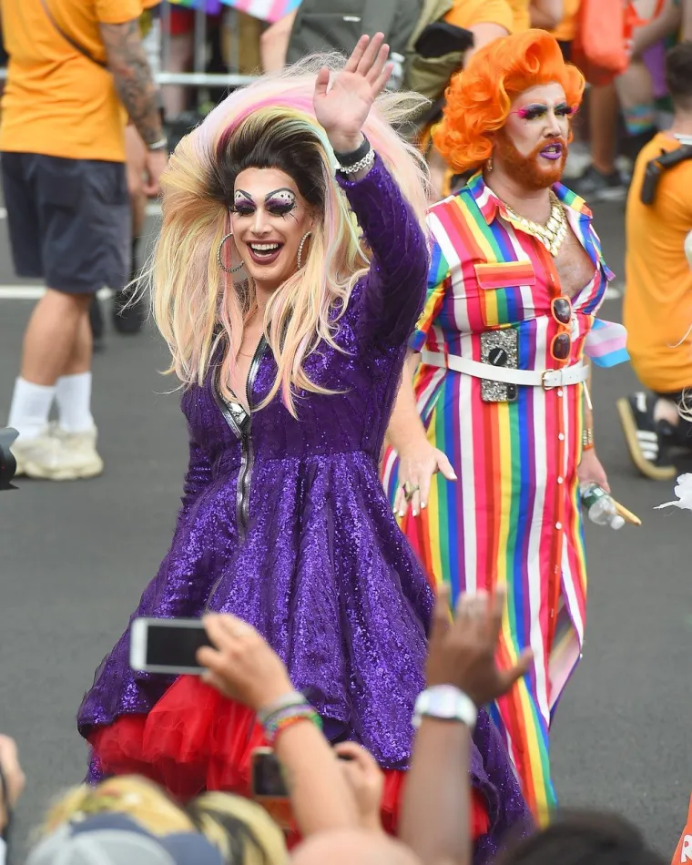 Na ulicama je bilo nekoliko milijuna ljudi, pa je policija striktno regulirala promet.