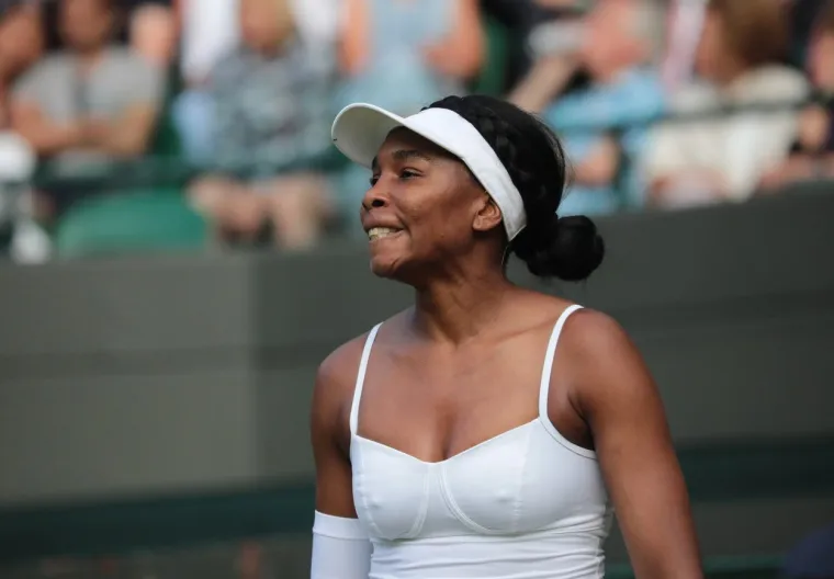 Mlada, 15-godišnja američka tenisačica Cori Gauff u svom je prvom nastupu u glavnom ždrijebu nekog Grand Slam turnira u 1. kolu Wimbledona nadigrala 24 godine stariju sunarodnjakinju i peterostruku pobjednicu u All England Clubu Venus Williams sa 6-4, 6-4. Ostavilo je to publiku u šoku, baš kao ih je u tom stanju ostavila oprema u kojoj se starija sestra Williams pojavila na terenu.  Stroga pravila na najslavnijem teniskom turniru nalažu da se svi tenisači na terenu pojave u bijeloj opremi. To je ona i ispoštovala, samo što je došla u izazovnoj haljinici koji je isticao njezin dekolte. Odmah su osvanuli komentari da je to pomalo neprimjereno izdanje Amerikanke, dok ima i onih koji su ga pohvalili.