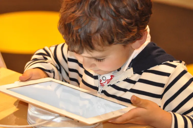 Kako smanjiti dječje vrijeme ispred ekrana uz pomoć Montessori pedagogije?