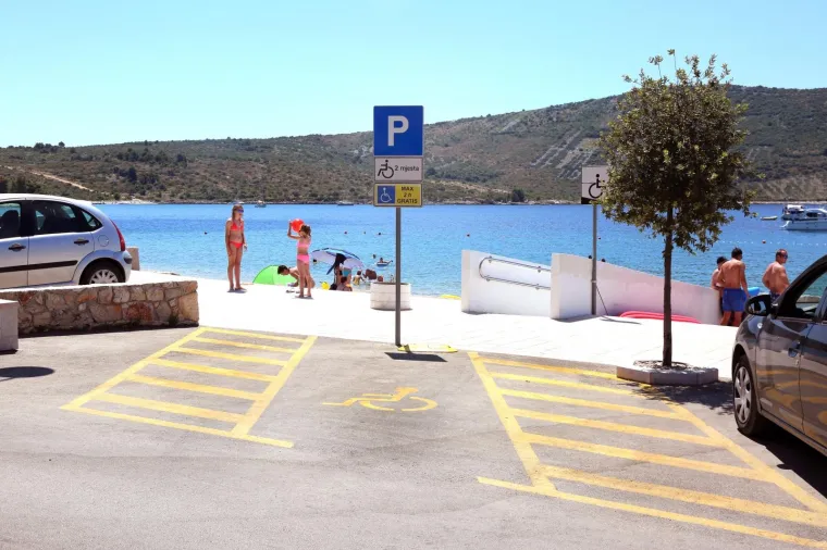 Primošten ne olakšava život invalidima: Besplatno parkiranje im je ograničeno