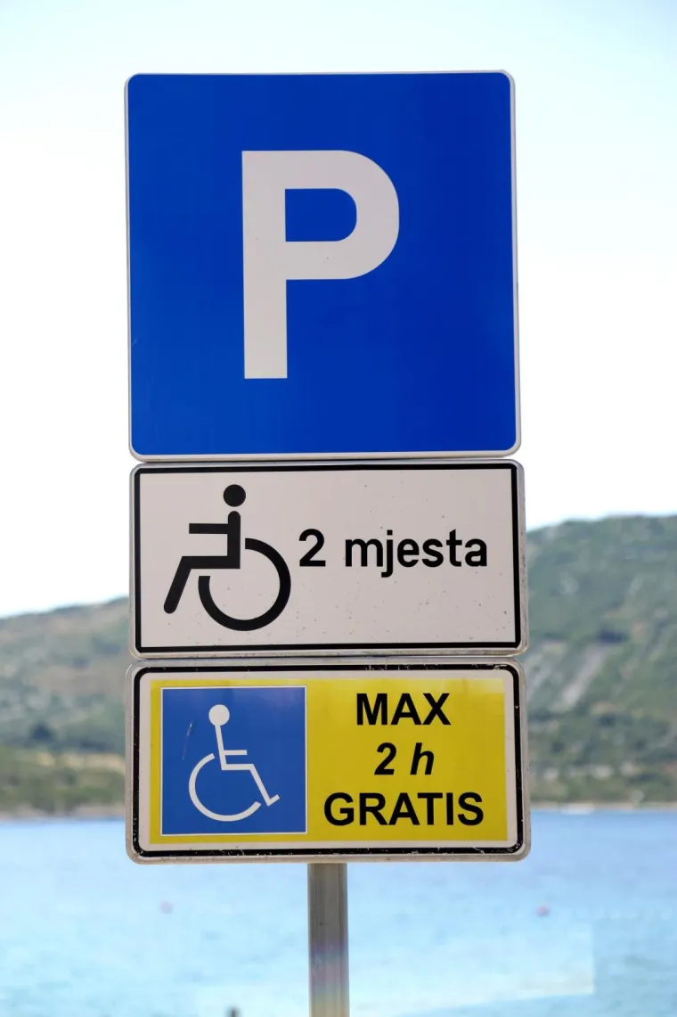 Primošten ne olakšava život invalidima: Besplatno parkiranje im je ograničeno