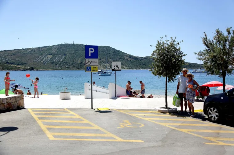 Primošten ne olakšava život invalidima: Besplatno parkiranje im je ograničeno