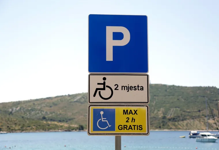 Primošten ne olakšava život invalidima: Besplatno parkiranje im je ograničeno