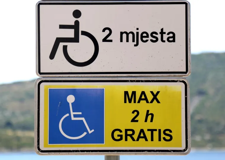 Primošten ne olakšava život invalidima: Besplatno parkiranje im je ograničeno