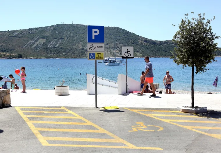 Primošten ne olakšava život invalidima: Besplatno parkiranje im je ograničeno