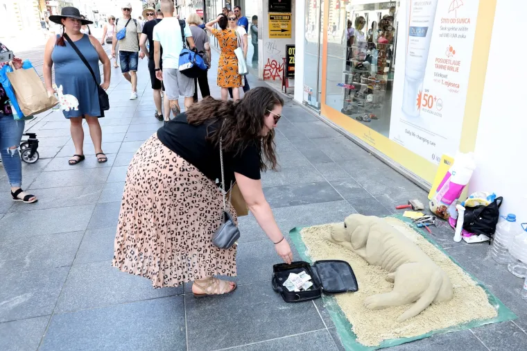 Zanimljiv prizor: Pas od pijeska žica kunu u centru Zagreba!