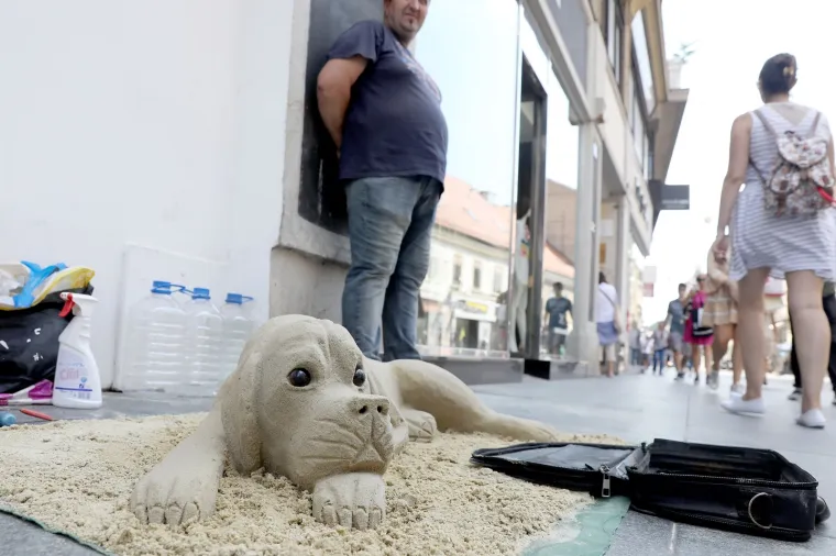 Zanimljiv prizor: Pas od pijeska žica kunu u centru Zagreba!
