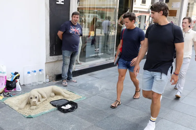 Zanimljiv prizor: Pas od pijeska žica kunu u centru Zagreba!