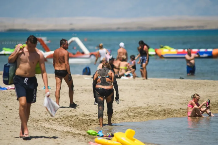 Goli u blatu: Postoji dobar razlog zašto turisti hrle na najpoznatiju ninsku plažu