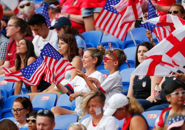 Tako su Amerikanke, trostruke svjetske prvakinje (1991, 1999, 2015), po treći puta zaredom izborile finale, dok će reprezentacija Engleske, čiji je najbolji rezultat treće mjesto na pro&scaron;lom SP, ponovno igrati za broncu.    U srijedu u drugom polufinalu sastaju se Nizozemska i &Scaron;vedska (21 sat), a finale je na rasporedu 7. srpnja, također u Lyonu.